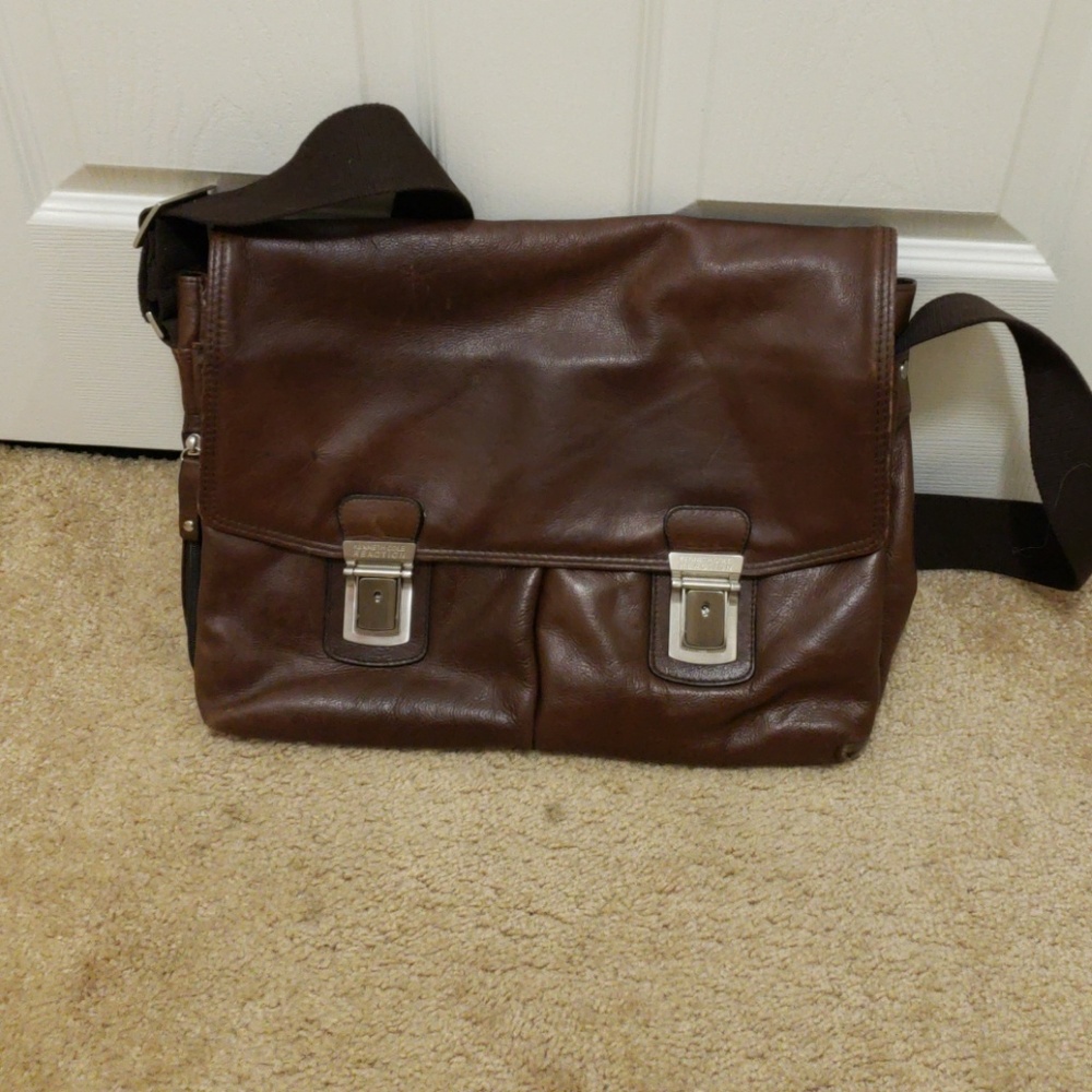Kenneth Cole Reaction Messenger bag